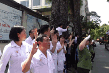 "Biển người" tiễn đưa bật khóc khi thấy linh xa chở linh cữu Tổng Bí thư