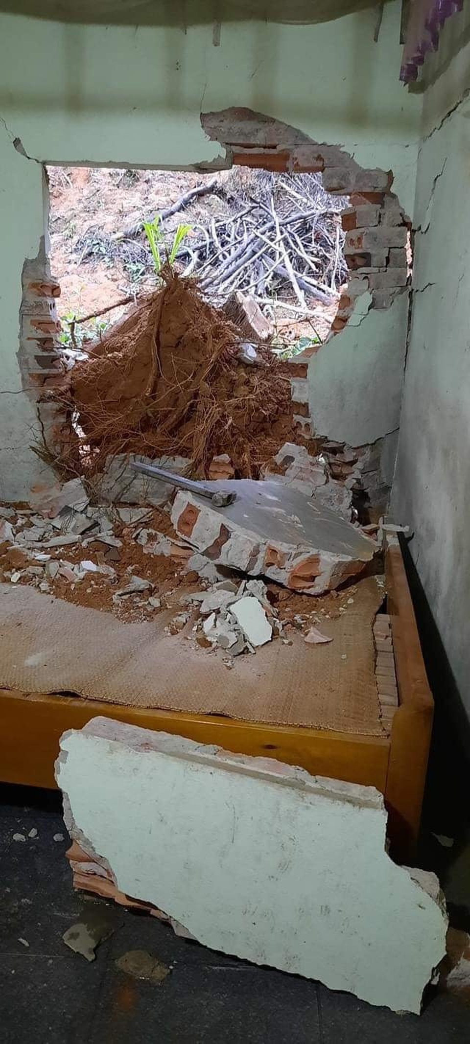 Người đàn ông đang nằm ngủ bị tường sập đè chấn thương chân - 1 Người đàn ông đang nằm ngủ bị tường sập đè chấn thương chân - 1