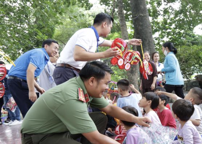 Công an Đồng Nai trao yêu thương cho trẻ em mồ côi, tàn tật và người già neo đơn - Ảnh 1. Công an Đồng Nai trao yêu thương cho trẻ em mồ côi, tàn tật và người già neo đơn - Ảnh 1.