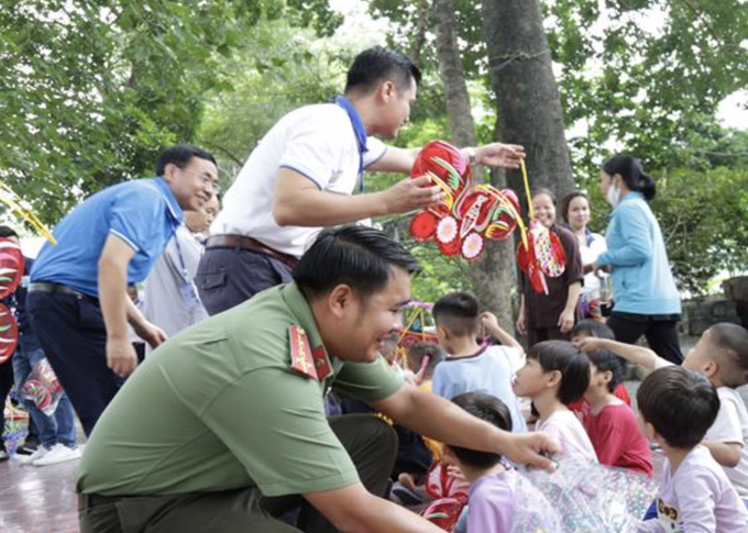 Công an Đồng Nai trao yêu thương cho trẻ em mồ côi, tàn tật và người già neo đơn - Ảnh 1.