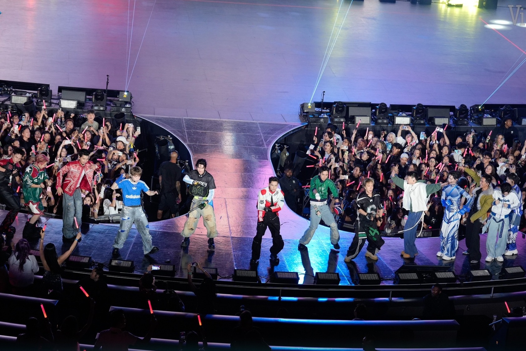Concert Anh trai ở Mỹ kiếm 1,5 triệu USD trong 1 giờ: Ván bài thót tim - 1 Concert Anh trai ở Mỹ kiếm 1,5 triệu USD trong 1 giờ: Ván bài thót tim - 1