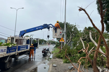 Nhiều đường dây điện gặp sự cố, một số tỉnh miền Trung bị cắt điện do bão Noru