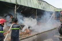 Cháy lớn tại kho nguyên liệu công ty thuốc lá rộng 8.000m2