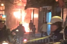 Hà Nội: Cháy lớn tại tiệm bán bàn ghế ở Đê La Thành