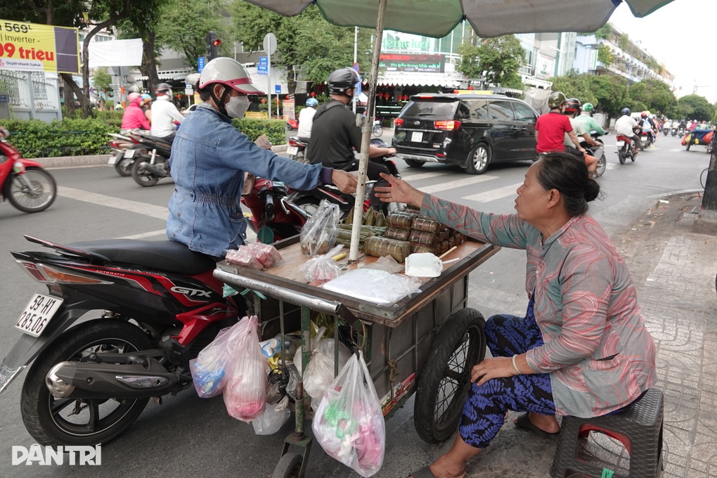 Mẹ già mỗi ngày đi 70km lên TPHCM bán bánh tét nuôi gia đình - 3 Mẹ già mỗi ngày đi 70km lên TPHCM bán bánh tét nuôi gia đình - 3
