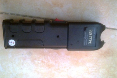 Bắt băng cướp chuyên dùng roi điện tấn công người đi đường