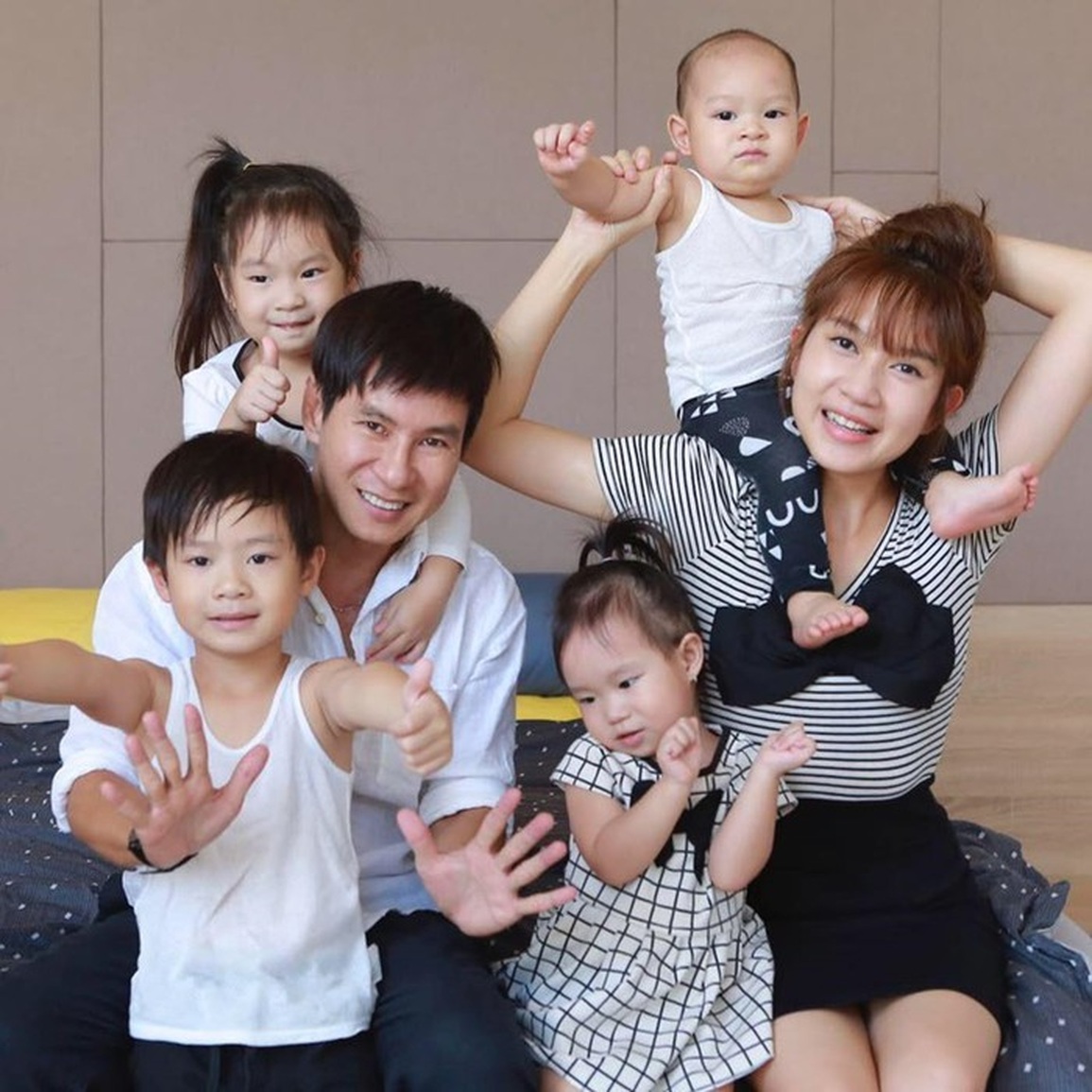 Vẻ đẹp gợi cảm của những bà mẹ đông con nhất, nhì showbiz Việt - 1 Vẻ đẹp gợi cảm của những bà mẹ đông con nhất, nhì showbiz Việt - 1