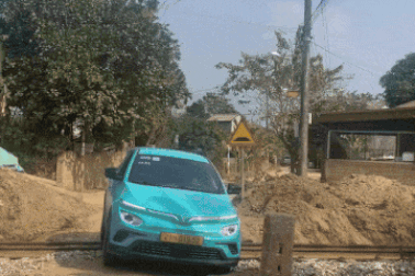 Nổi bật tuần qua: Tài xế taxi bất lực nhìn tàu hỏa tông ngang ô tô