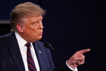 Ông Trump lấn át đối thủ trong cuộc tranh luận “hỗn loạn”