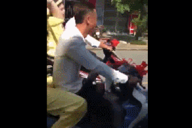 Phẫn nộ đoàn xe máy rước dâu đầu trần, nẹt pô gây náo loạn đường phố