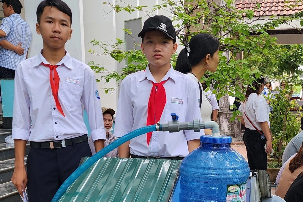 Hai học sinh lớp 8 biến nước mưa thành... nguồn điện năng | Báo Dân trí