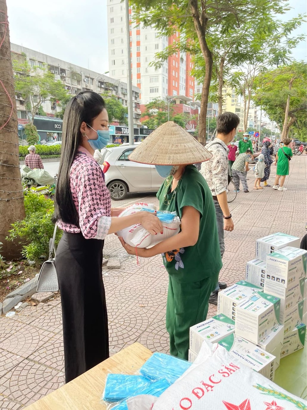 MC Kim Huyền Sâm phát gạo cho người nghèo - 2 MC Kim Huyền Sâm phát gạo cho người nghèo - 2