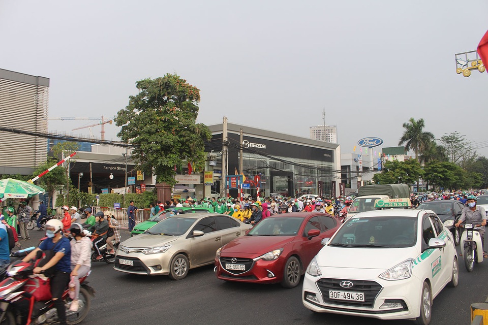 Dịch vụ xe ôm đắt khách khi dòng người ùn ùn trở lại Thủ đô - 8 Dịch vụ xe ôm đắt khách khi dòng người ùn ùn trở lại Thủ đô - 8