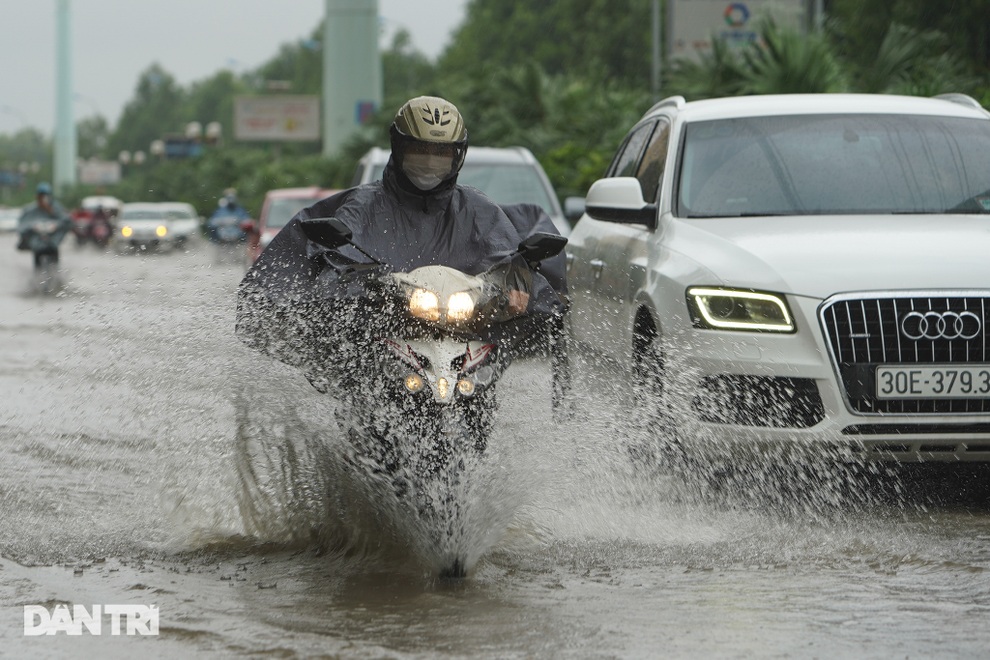 Nhiều tuyến phố ở Hà Nội biến thành sông sau cơn mưa lớn kéo dài - 15 Nhiều tuyến phố ở Hà Nội biến thành sông sau cơn mưa lớn kéo dài - 15