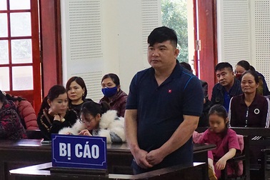 Không được nói chuyện, đổ xăng đốt phòng người tình