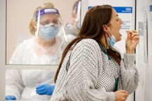 Chuyên gia: Siêu biến chủng Omicron có thể lây lan ở Anh nhanh hơn Nam Phi