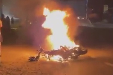 Xế hộp tông xe máy bốc cháy ngùn ngụt trên đường, 1 người tử vong