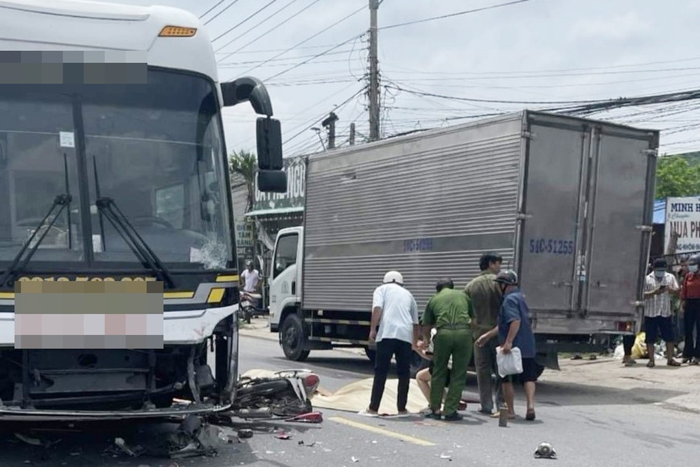 Xác minh danh tính 2 người đàn ông bị xe khách tông tử vong ở Long An - 1 Xác minh danh tính 2 người đàn ông bị xe khách tông tử vong ở Long An - 1