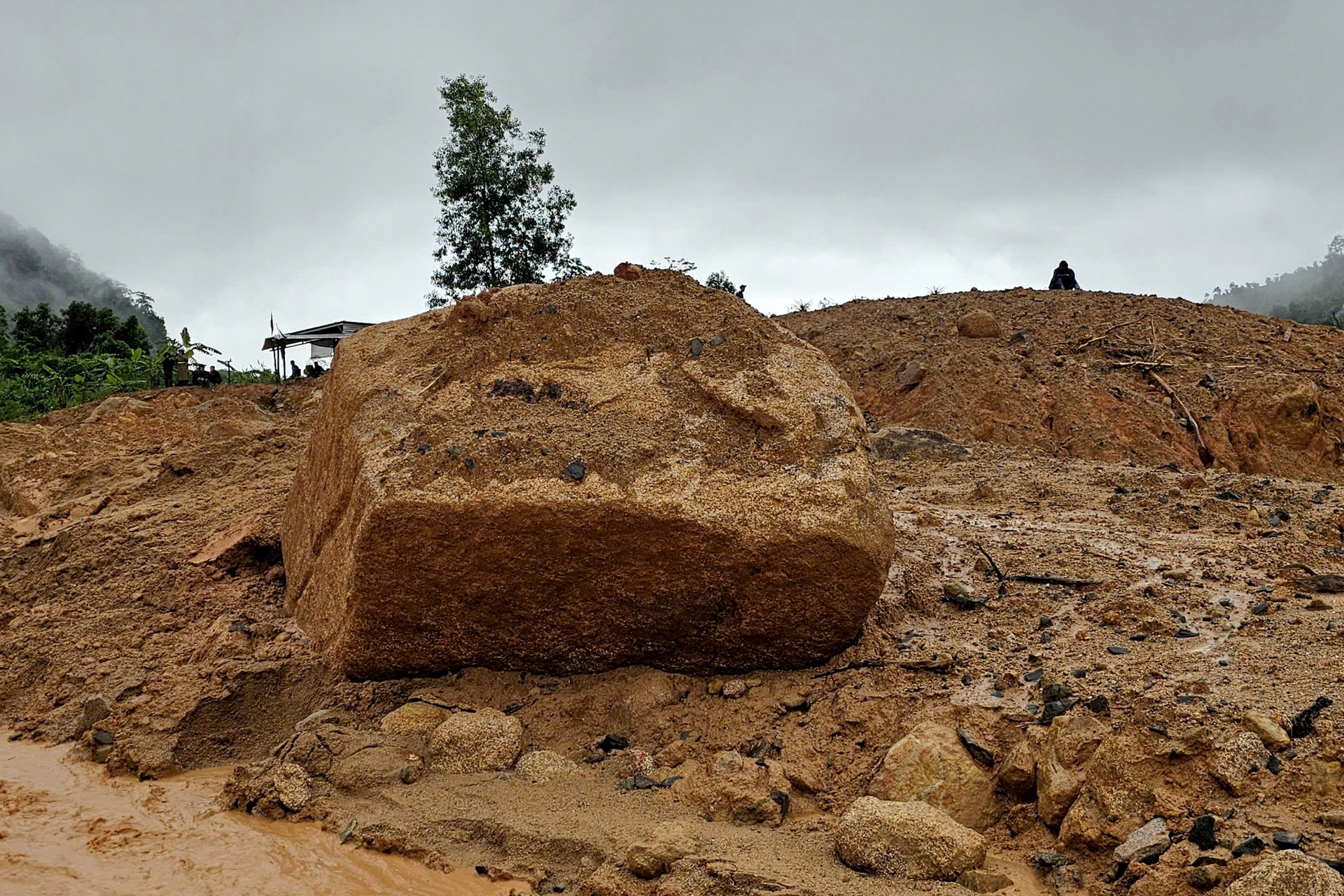 Mưa lớn, sạt lở ở Khánh Hòa làm 7 người tử vong, nhiều nơi ngập sâu - 6 Mưa lớn, sạt lở ở Khánh Hòa làm 7 người tử vong, nhiều nơi ngập sâu - 6