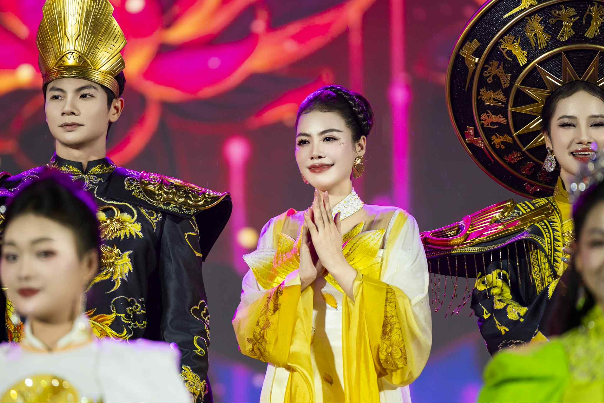 Hoa hậu Hoàng Châu Anh thu hút với áo dài “cánh sen phát sáng” dưới mưa - 8 Hoa hậu Hoàng Châu Anh thu hút với áo dài “cánh sen phát sáng” dưới mưa - 8