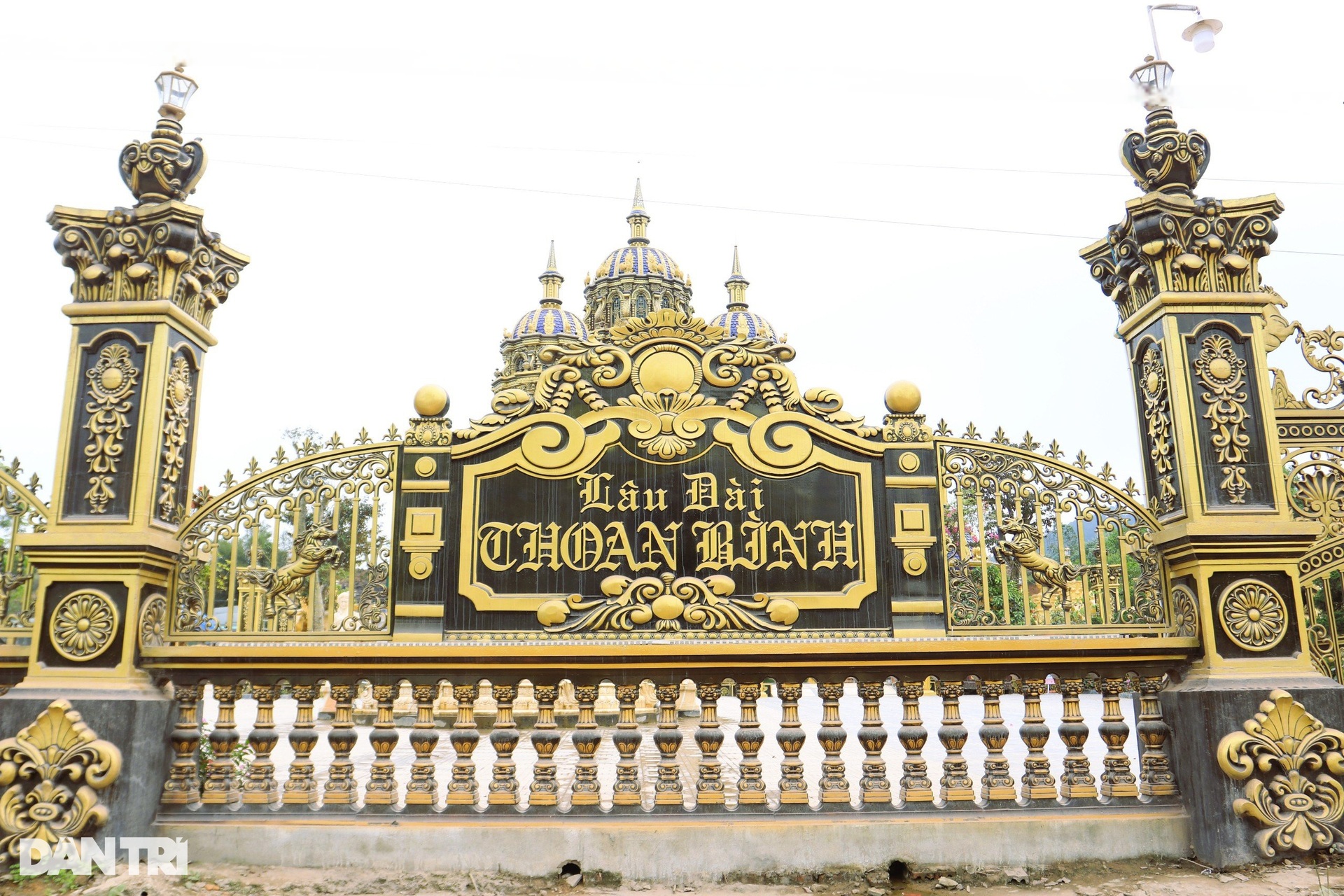 Hoa mắt với tòa lâu đài dát vàng của đại gia phế liệu ở quê lúa Nghệ An - 3 Hoa mắt với tòa lâu đài dát vàng của đại gia phế liệu ở quê lúa Nghệ An - 3