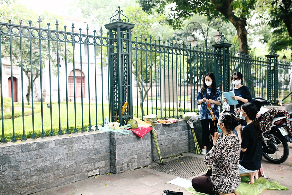 Thí sinh thi tốt nghiệp đặt lễ ngoài đường, vái vọng cầu may trước Văn Miếu - 4 Thí sinh thi tốt nghiệp đặt lễ ngoài đường, vái vọng cầu may trước Văn Miếu - 4