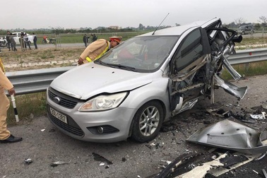 Xe Mercedes đâm nát bét xe Ford, 1 người tử vong