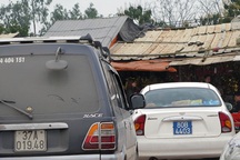 Xe biển xanh vẫn nhộn nhịp đi lễ chùa