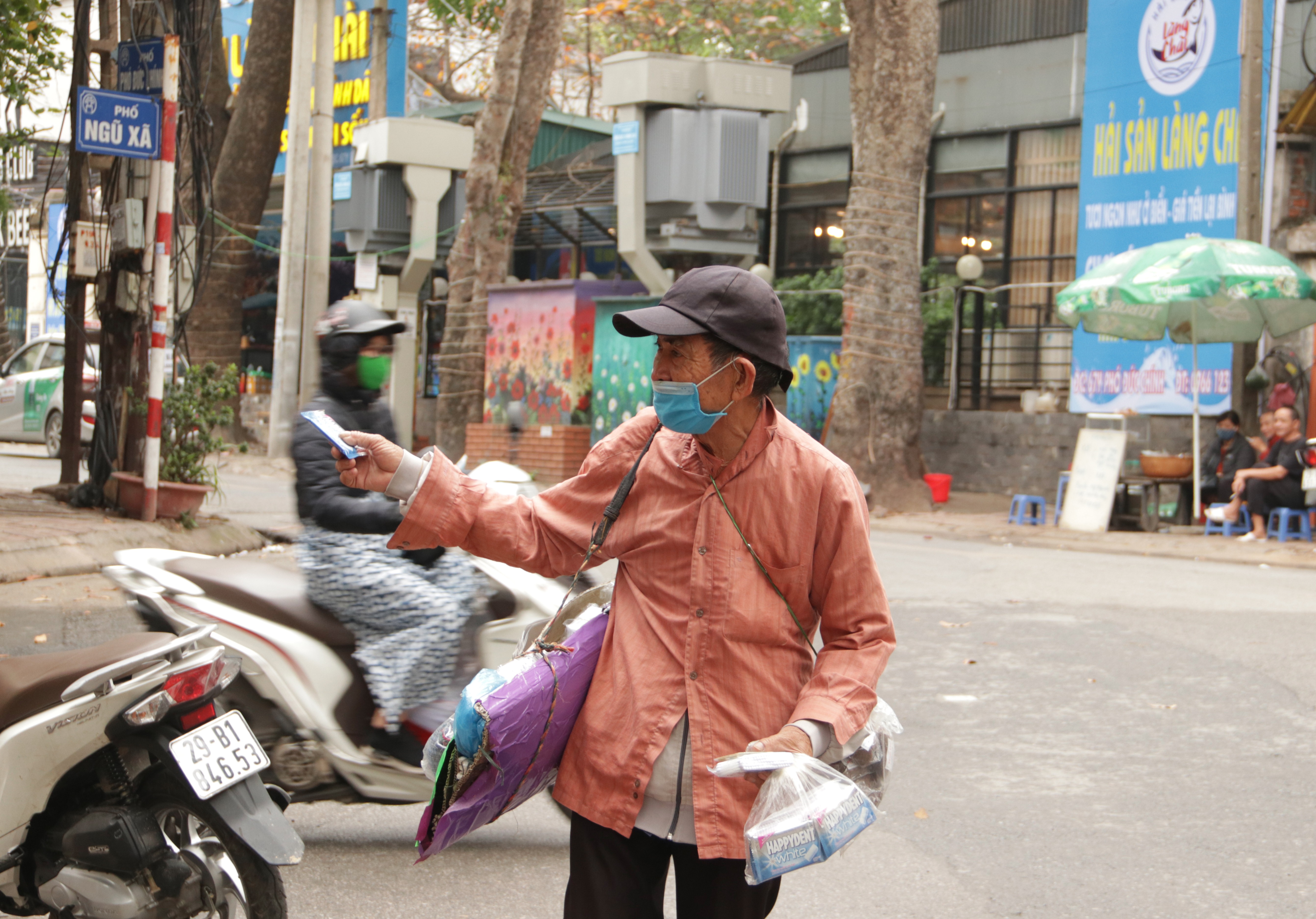 Phố Trúc Bạch: Cách ly, khử trùng và được tiếp tế nhu yếu phẩm - 22 Phố Trúc Bạch: Cách ly, khử trùng và được tiếp tế nhu yếu phẩm - 22