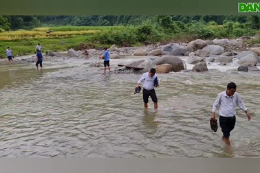 Gian nan đường đến Huồi Thum trong ngày khởi công cầu Dân trí