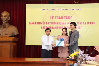 Đoàn phim “Về nhà đi con” được trao tặng bằng khen của Bộ Văn hoá