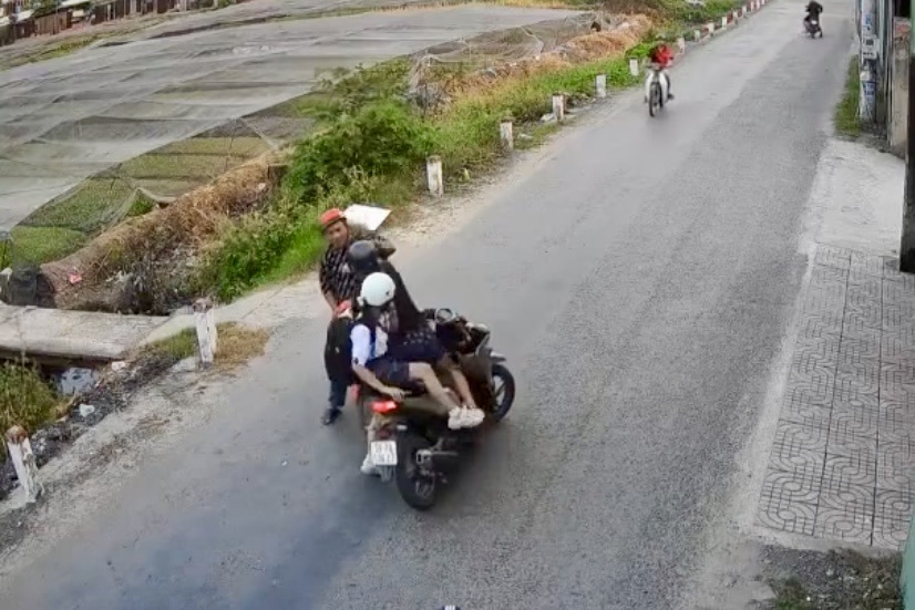 Un motocycliste agressé par un inconnu dans la rue à Hô-Chi-Minh-Ville - 1 Người đàn ông đi xe máy bị người lạ tấn công trên đường ở TPHCM - 1