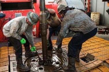 Giá dầu thụt dưới 40 USD/thùng, ông lớn nào hoảng loạn nhất?