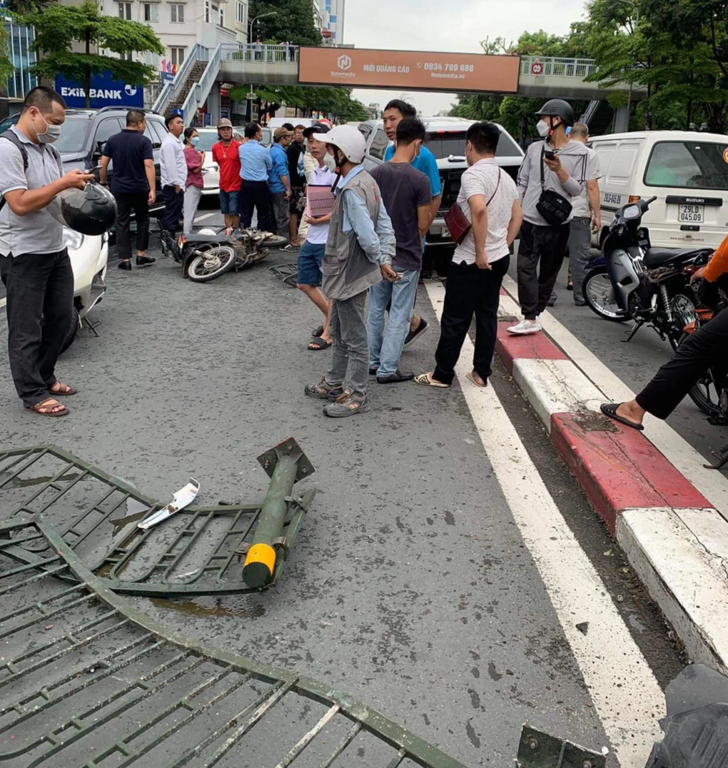 Hà Nội: Xe bán tải lao qua rào phân cách, tông trúng ô tô BMW - 4 Hà Nội: Xe bán tải lao qua rào phân cách, tông trúng ô tô BMW - 4