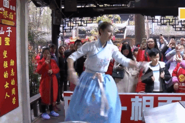 Kỳ lạ: Xem siêu đầu bếp nhảy múa cuồng nhiệt với một sợi mỳ