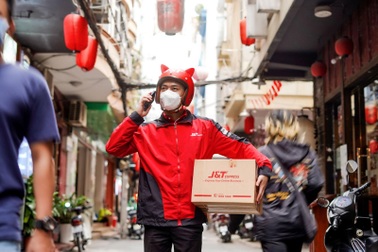 Phố phường bỗng vui nhờ anh shipper "tai mèo"