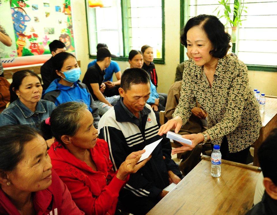 Trưởng Ban Dân vận Trung ương: Nhanh chóng ổn định đời sống bà con vùng lũ - 3 Trưởng Ban Dân vận Trung ương: Nhanh chóng ổn định đời sống bà con vùng lũ - 3