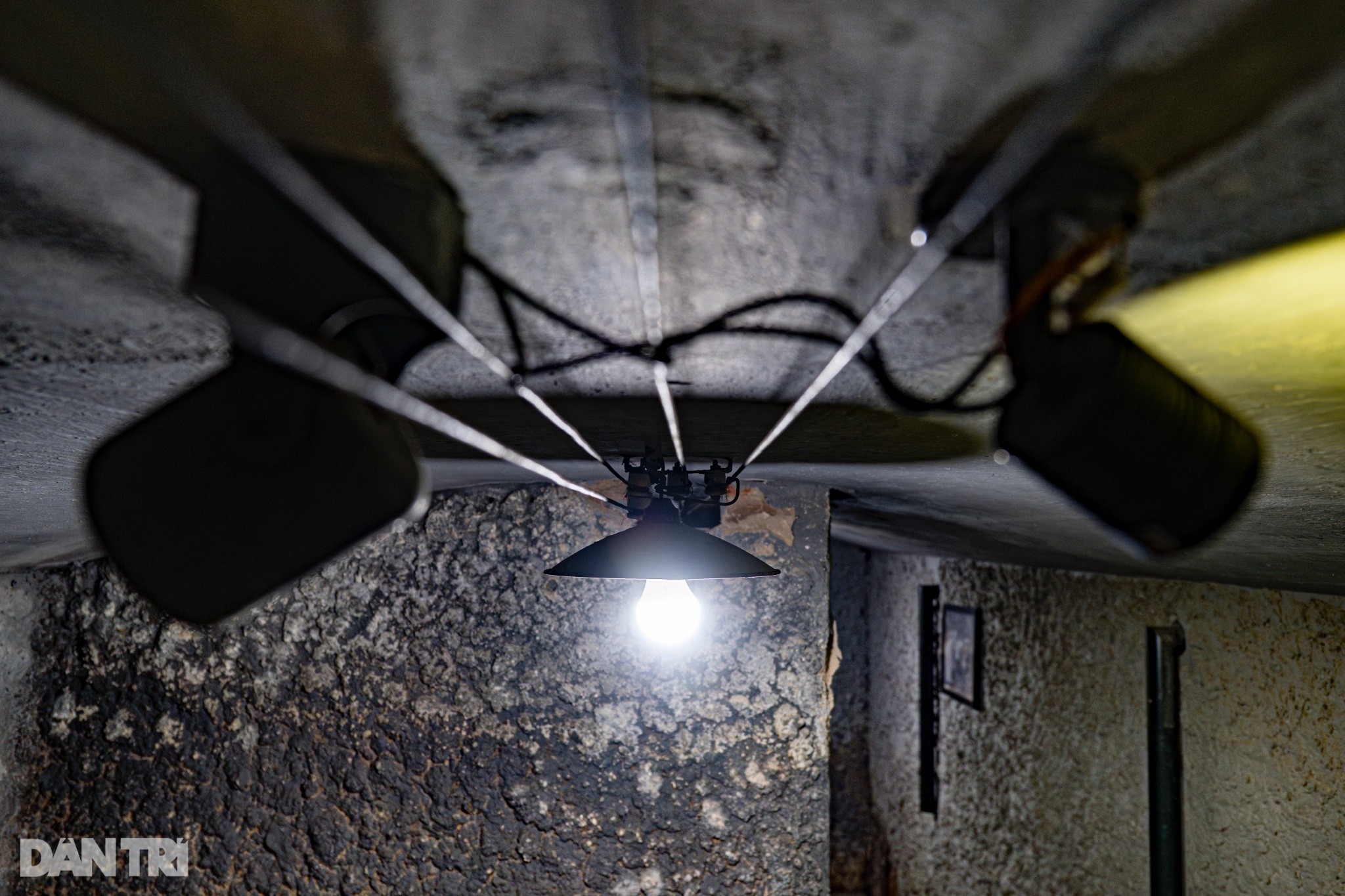 View - Hình ảnh hiếm hoi về căn hầm bí mật hơn 130 năm tuổi cạnh hồ Hoàn Kiếm | Báo Dân trí