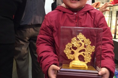 Rạng sáng ngày Vía Thần Tài, dòng người nườm nượp mua vàng cầu may