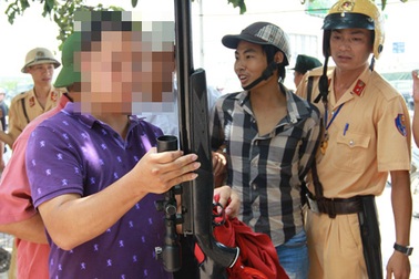 Hà Nội: Nam thanh niên ung dung vác súng ra “chợ giời” bán