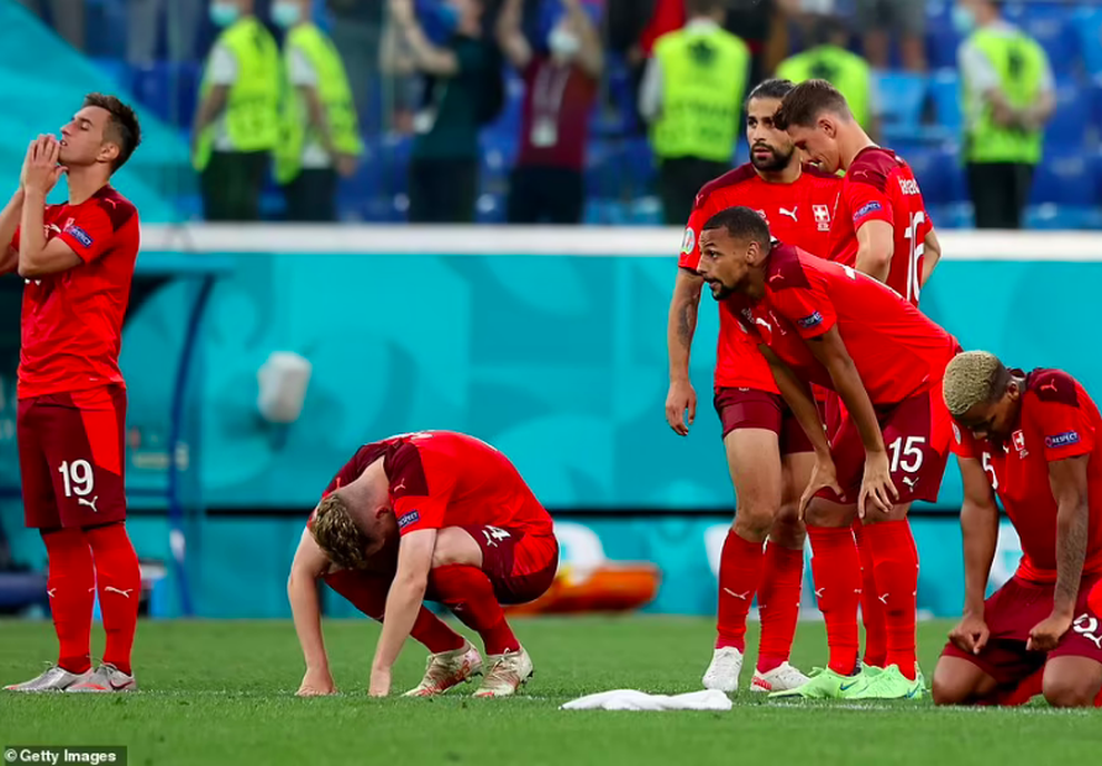 Nước mắt tuyển Thụy Sỹ sau loạt luân lưu kỳ lạ với Tây Ban Nha - 7 Nước mắt tuyển Thụy Sỹ sau loạt luân lưu kỳ lạ với Tây Ban Nha - 7