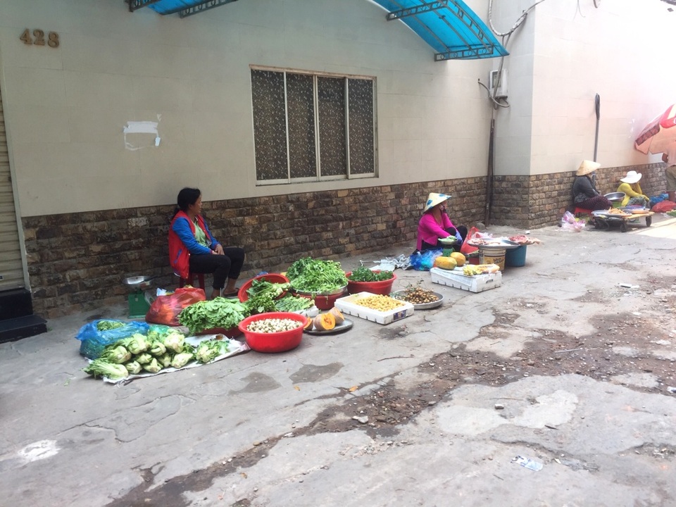 TPHCM: Chợ và siêu thị vắng người, chợ tạm phải “giải tán - 16