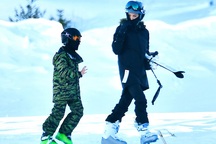 Angelina Jolie đưa con đi trượt tuyết