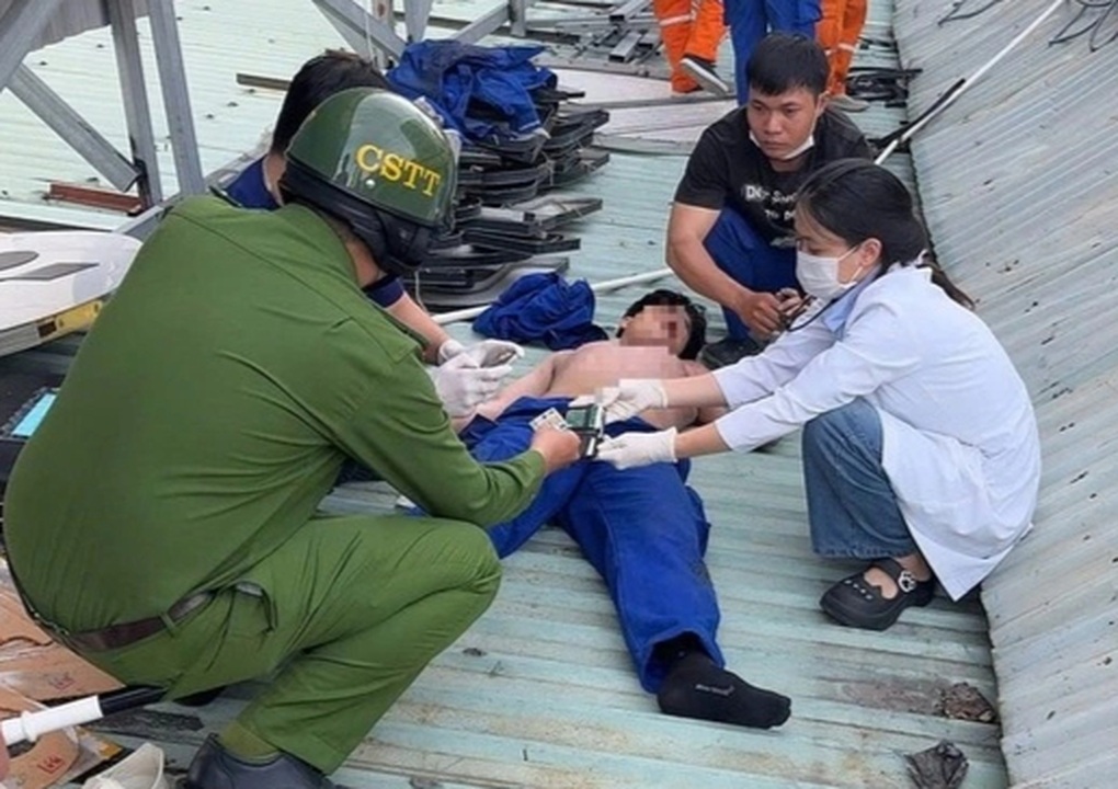 Cảnh sát cứu công nhân bị điện giật trên mái nhà ở TPHCM - 1