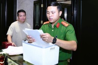 Cảnh sát khám xét nơi ở của chồng ca sĩ Đoàn Di Băng