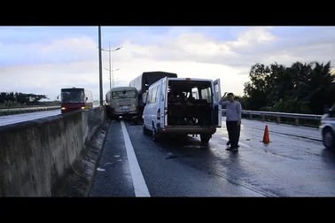 Bốn ô tô đâm nhau trên cao tốc Trung Lương, cả chục hành khách hốt hoảng