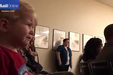 Cậu bé 2 tuổi nức nở khi lần đầu nghe Sonata “Ánh trăng”