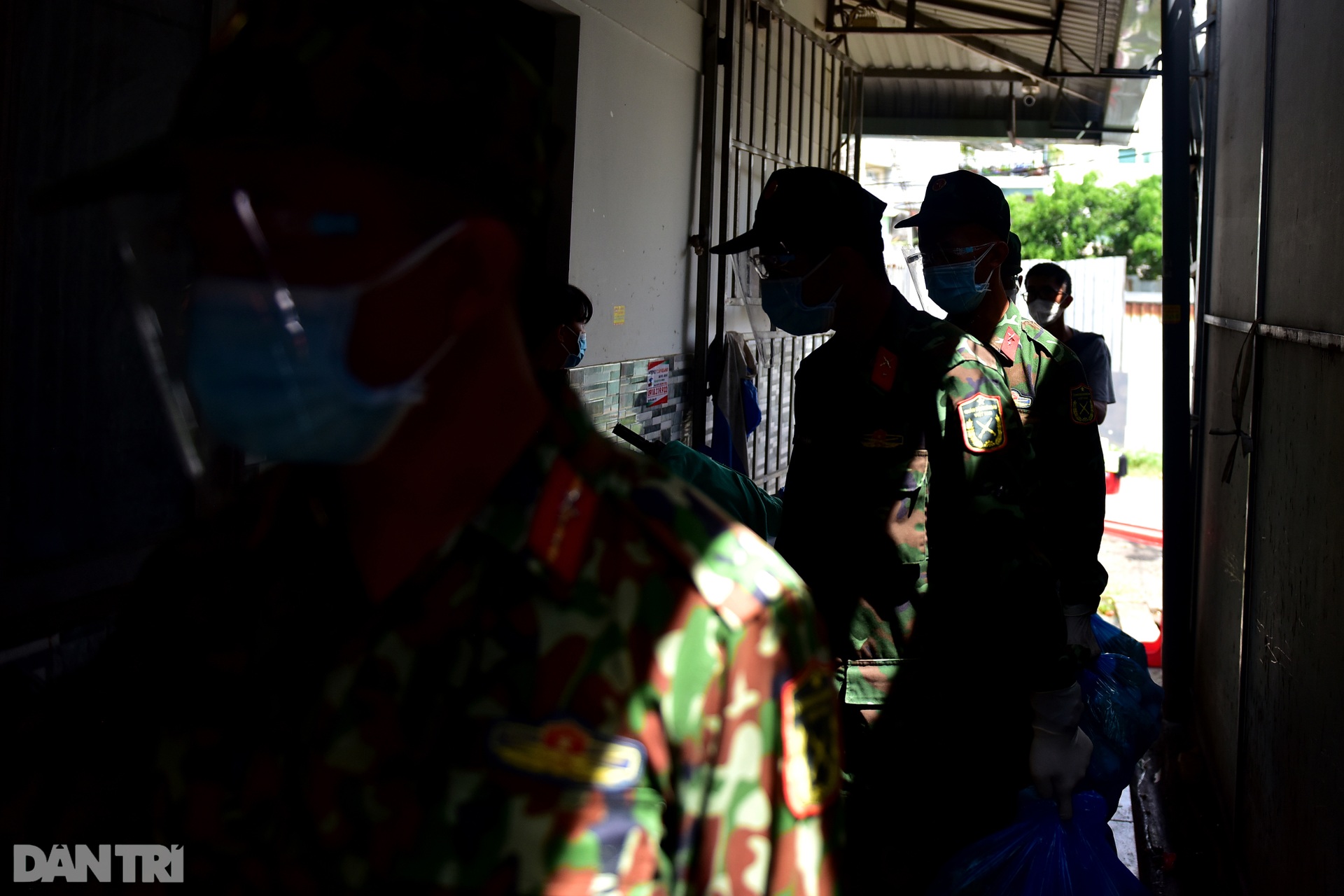 Bộ đội gõ cửa từng nhà dân ở TPHCM trao thực phẩm thiết yếu - 8 Bộ đội gõ cửa từng nhà dân ở TPHCM trao thực phẩm thiết yếu - 8
