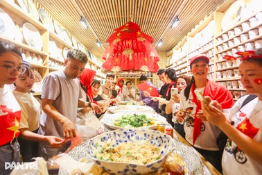 Chủ nhà mở tiệc, cho người dân ngủ nhờ chờ xem diễu binh