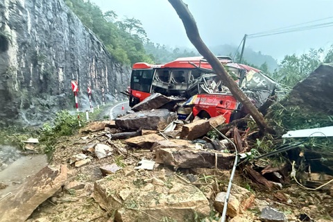 Hiện trường vụ đá lăn đè xe khách ở Khánh Hòa khiến 6 người tử vong